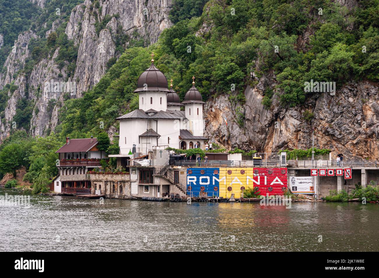 Il Danubio si restringe. Vedrete la vecchia chiesa e il monastero sul lato rumeno prima di entrare nelle Porte di ferro che sono oltre. Vedere colori degli indicatori. Foto Stock