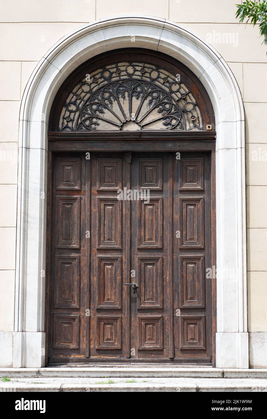 Questa è la zona centrale di Vidin, Bulgaria, una città sul Danubio. La vecchia chiesa cristiana cupola ha questo ingresso, doppie porte con pannelli di legno. Foto Stock