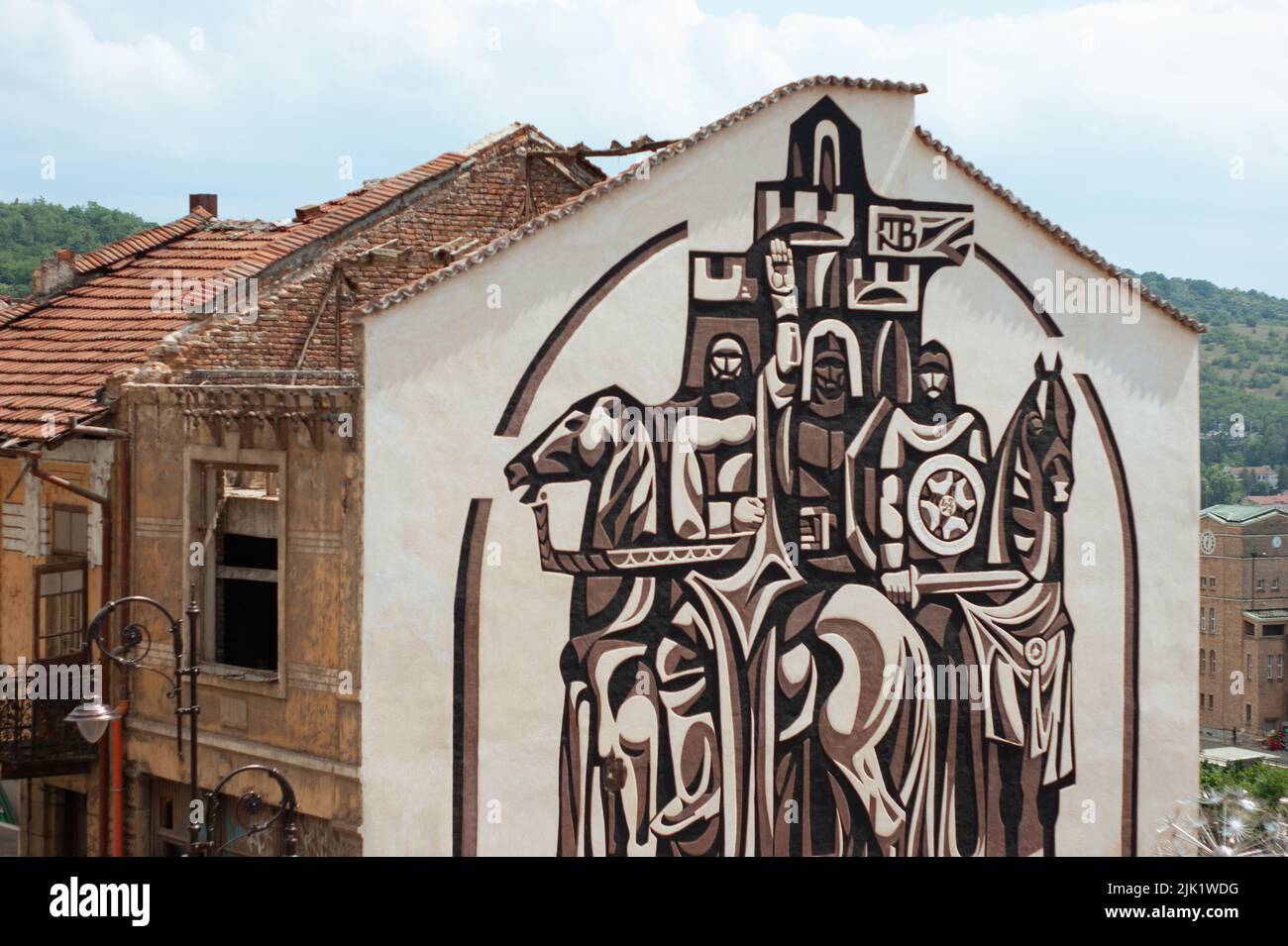 Art Mural sulla facciata di un edificio a Veliko, Tarnovo, Bulgaria. Il murale è visto da vecchi edifici nell'area turistica del centro. Foto Stock