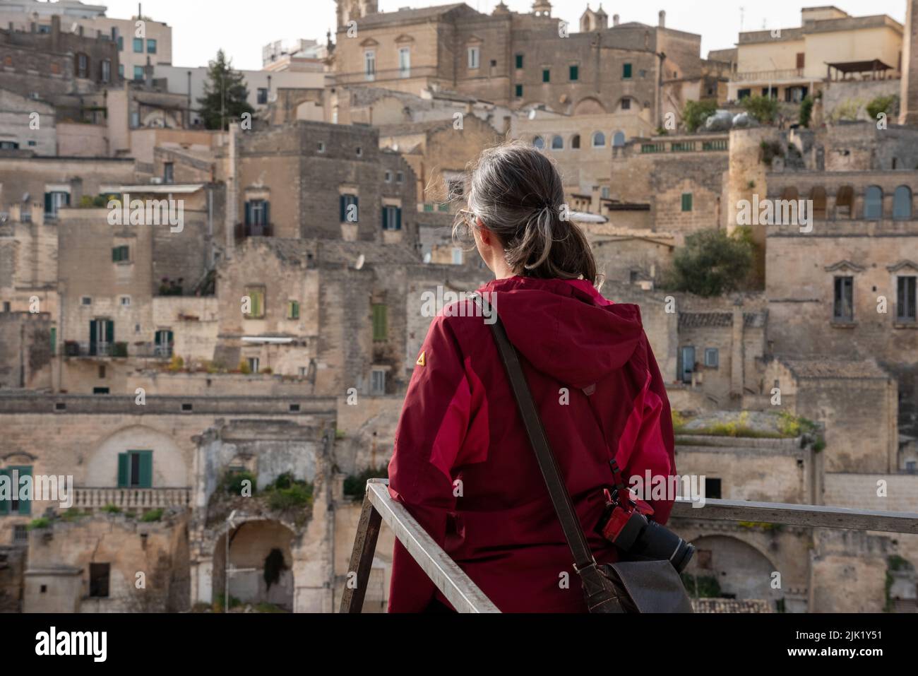 Una donna che gode della vista dei Sassi di Matera, Italia Foto Stock