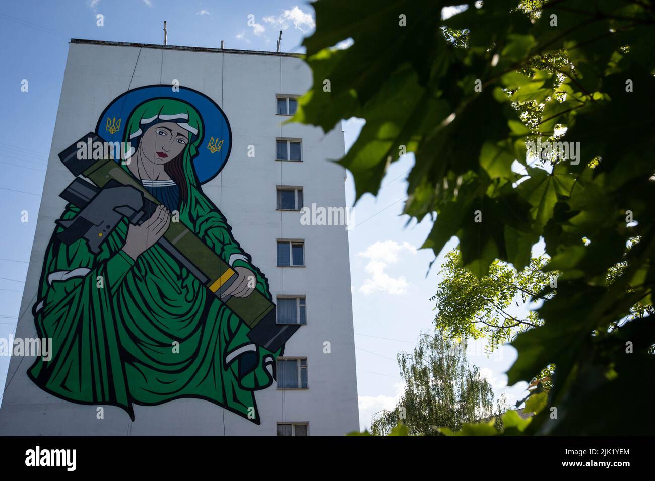 Un murale conosciuto come San Javelina - Vergine Maria che cullava un'arma anticarro statunitense FGM-148 Javelin - su un muro di casa vivente a Kyiv. Questi missili sono tra le armi inviate dagli alleati occidentali alle forze ucraine per aiutare nella loro lotta contro gli invasori russi. Il javelin è ampiamente considerato come un simbolo della difesa dell'Ucraina. Foto Stock