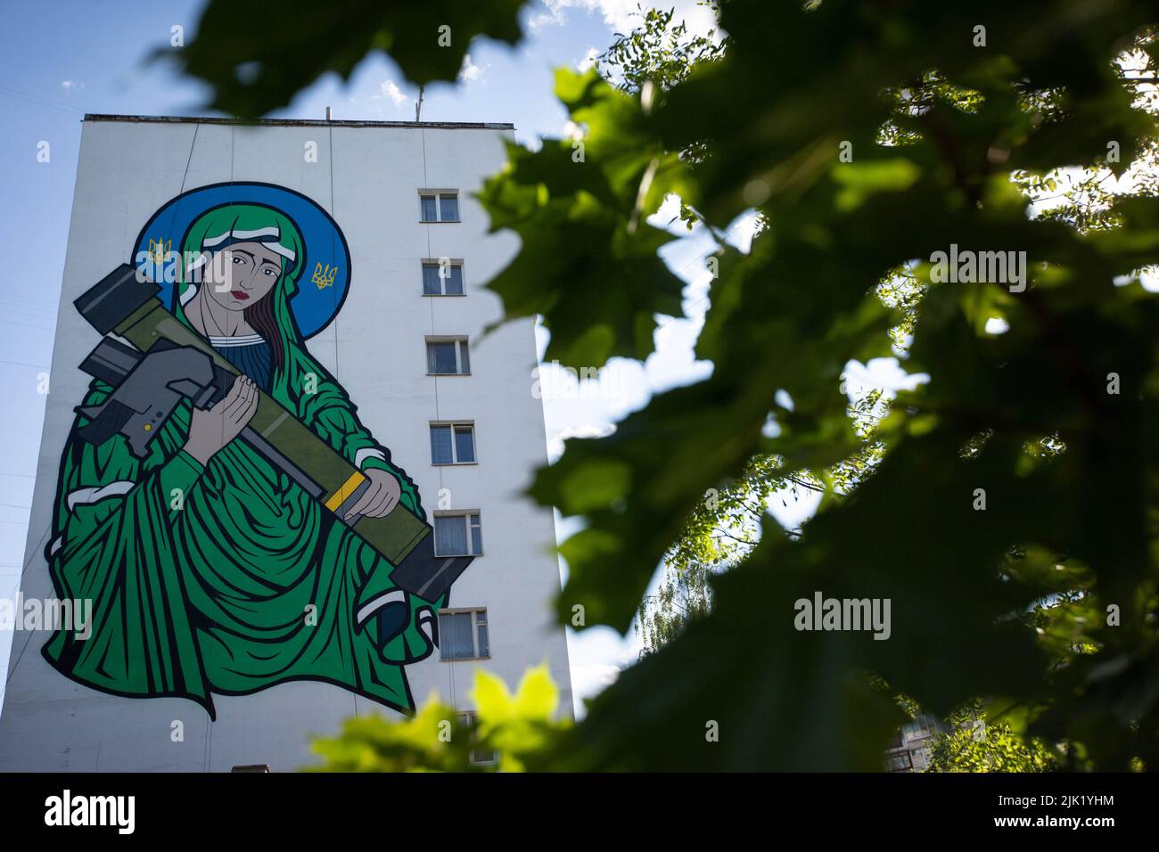 Kiev, Ucraina. 24th maggio 2022. Un murale conosciuto come San Javelina - Vergine Maria che cullava un'arma anticarro statunitense FGM-148 Javelin - su un muro di casa vivente a Kyiv. Questi missili sono tra le armi inviate dagli alleati occidentali alle forze ucraine per aiutare nella loro lotta contro gli invasori russi. Il javelin è ampiamente considerato come un simbolo della difesa dell'Ucraina. (Foto di Oleksii Chumachenko/SOPA Images/Sipa USA) Credit: Sipa USA/Alamy Live News Foto Stock
