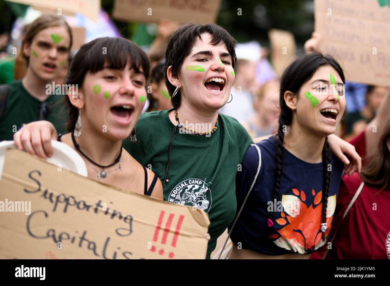 Torino, Italia. 29 luglio 2022. Gli attivisti del clima cantano durante una manifestazione contro l'azione del governo contro il crollo climatico e l'inquinamento ambientale. La manifestazione è stata organizzata dal venerdì per il movimento futuro e ha seguito cinque giorni del campo sociale del clima un evento internazionale che ha riunito attivisti da tutto il mondo. Credit: Nicolò campo/Alamy Live News Foto Stock