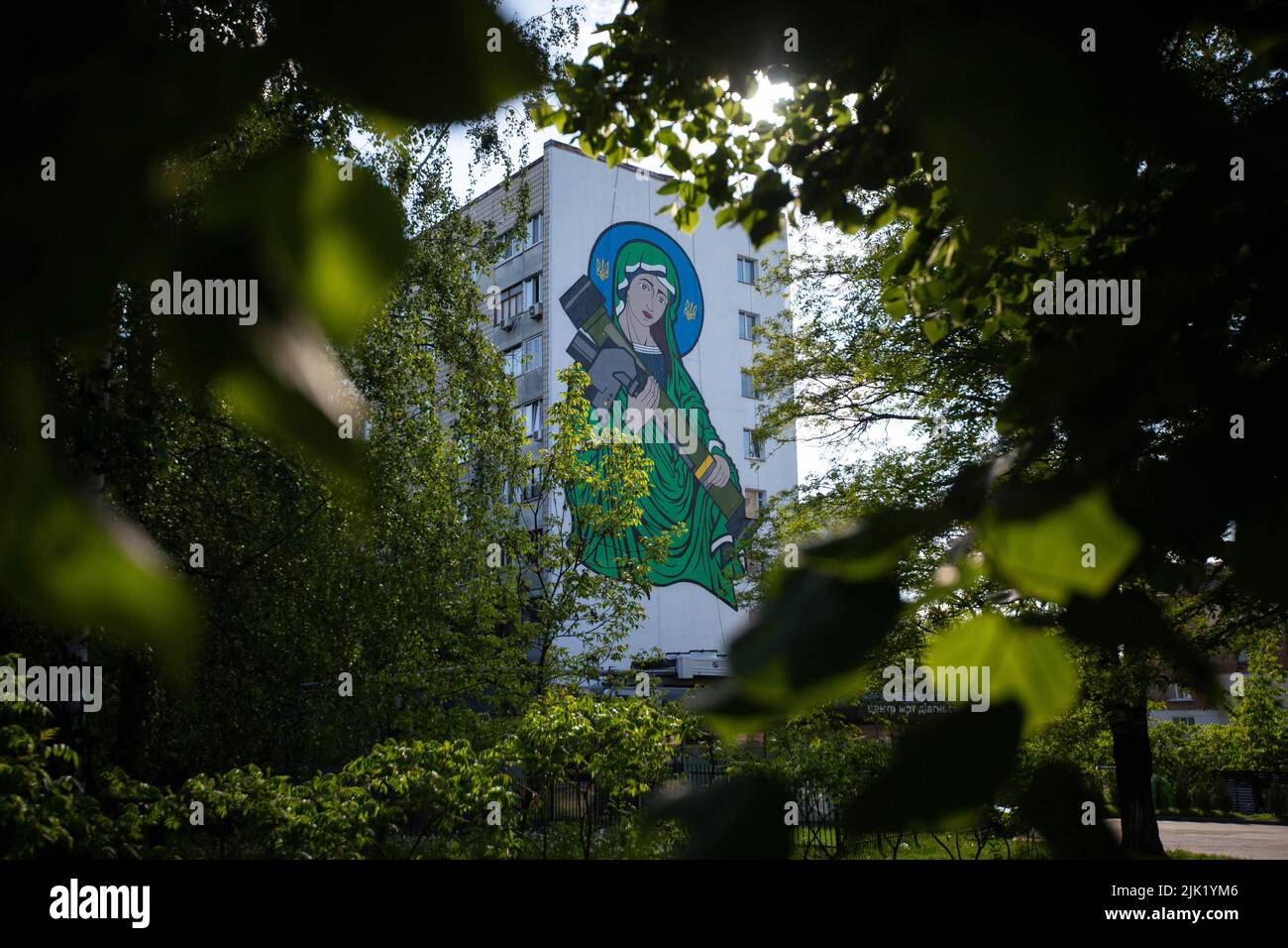 Kiev, Ucraina. 24th maggio 2022. Un murale conosciuto come San Javelina - Vergine Maria che cullava un'arma anticarro statunitense FGM-148 Javelin - su un muro di casa vivente a Kyiv. Questi missili sono tra le armi inviate dagli alleati occidentali alle forze ucraine per aiutare nella loro lotta contro gli invasori russi. Il javelin è ampiamente considerato come un simbolo della difesa dell'Ucraina. (Foto di Oleksii Chumachenko/SOPA Images/Sipa USA) Credit: Sipa USA/Alamy Live News Foto Stock