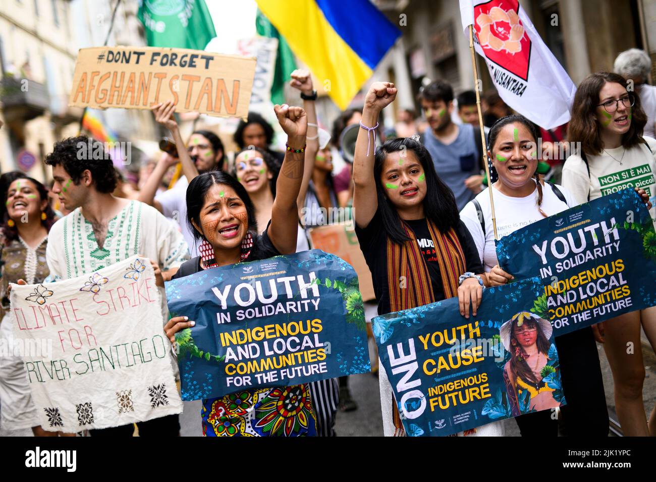Torino, Italia. 29 luglio 2022. Gli attivisti del clima si attivano durante una dimostrazione contro l'azione del governo contro il crollo del clima e l'inquinamento ambientale. La manifestazione è stata organizzata dal venerdì per il movimento futuro e ha seguito cinque giorni del campo sociale del clima un evento internazionale che ha riunito attivisti da tutto il mondo. Credit: Nicolò campo/Alamy Live News Foto Stock
