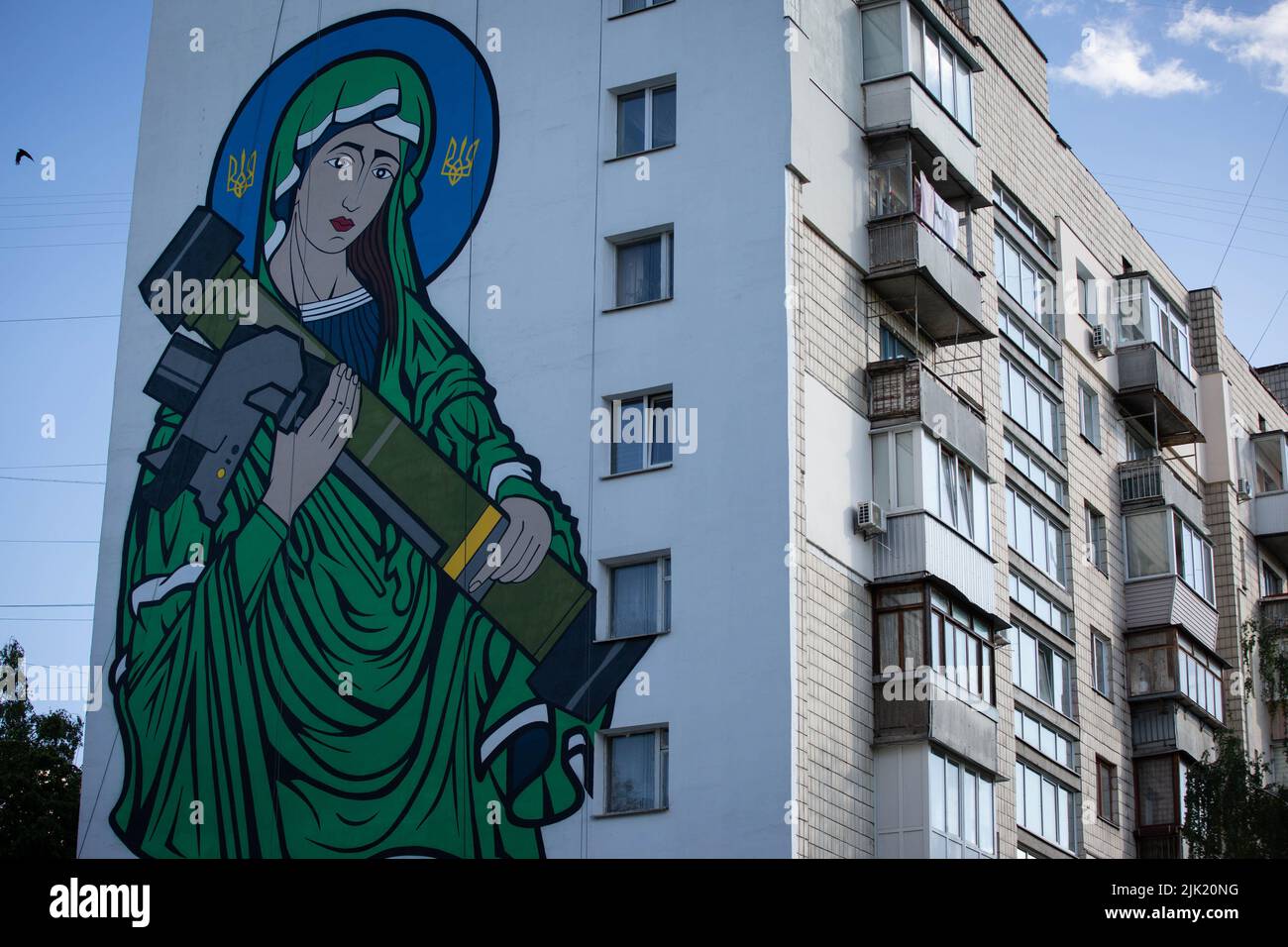Kiev, Ucraina. 24th maggio 2022. Un murale conosciuto come San Javelina - Vergine Maria che cullava un'arma anticarro statunitense FGM-148 Javelin - su un muro di casa vivente a Kyiv. Questi missili sono tra le armi inviate dagli alleati occidentali alle forze ucraine per aiutare nella loro lotta contro gli invasori russi. Il javelin è ampiamente considerato come un simbolo della difesa dell'Ucraina. (Credit Image: © Oleksii Chumachenko/SOPA Images via ZUMA Press Wire) Foto Stock