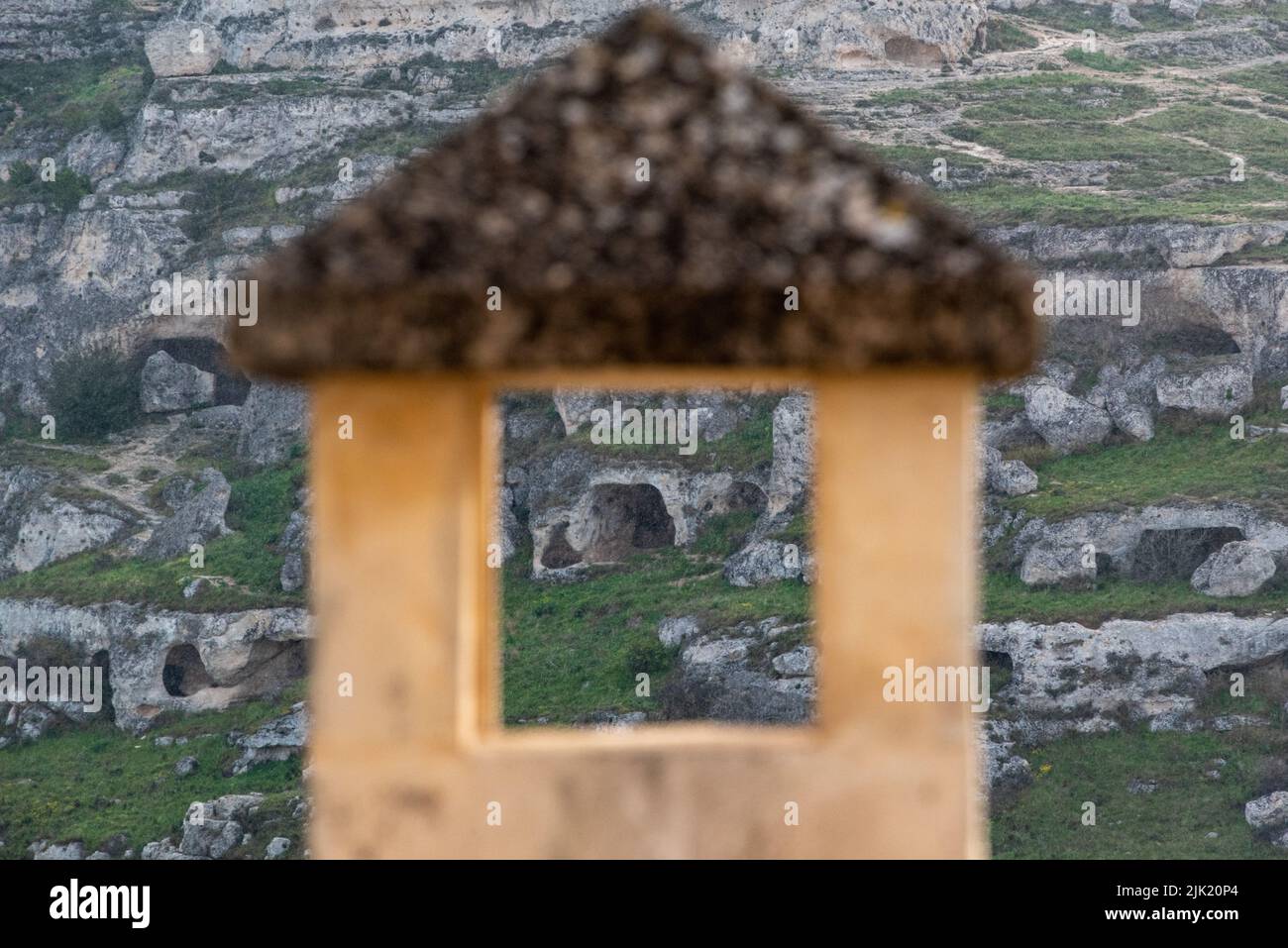 Vista sulle case rupestri di Matera, vista attraverso un camino, i Sassi di Matera in Italia Foto Stock