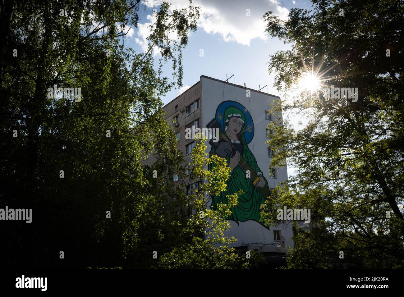 Kiev, Ucraina. 24th maggio 2022. Un murale conosciuto come San Javelina - Vergine Maria che cullava un'arma anticarro statunitense FGM-148 Javelin - su un muro di casa vivente a Kyiv. Questi missili sono tra le armi inviate dagli alleati occidentali alle forze ucraine per aiutare nella loro lotta contro gli invasori russi. Il javelin è ampiamente considerato come un simbolo della difesa dell'Ucraina. (Credit Image: © Oleksii Chumachenko/SOPA Images via ZUMA Press Wire) Foto Stock