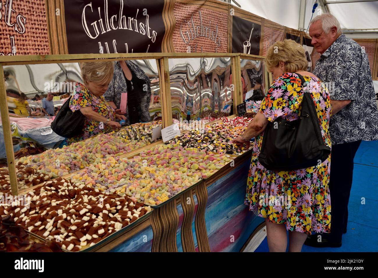 Coppia a dolci scegliere e mescolare la selezione di caramelle Foto Stock