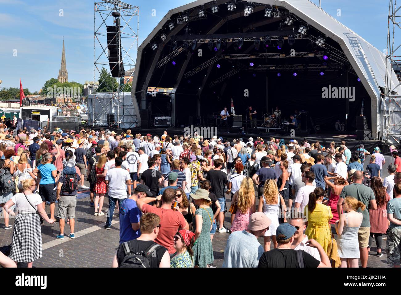 Folla di fronte al palco al Bristol Amphitheater & Waterfront Square durante il festival del porto, Regno Unito Foto Stock