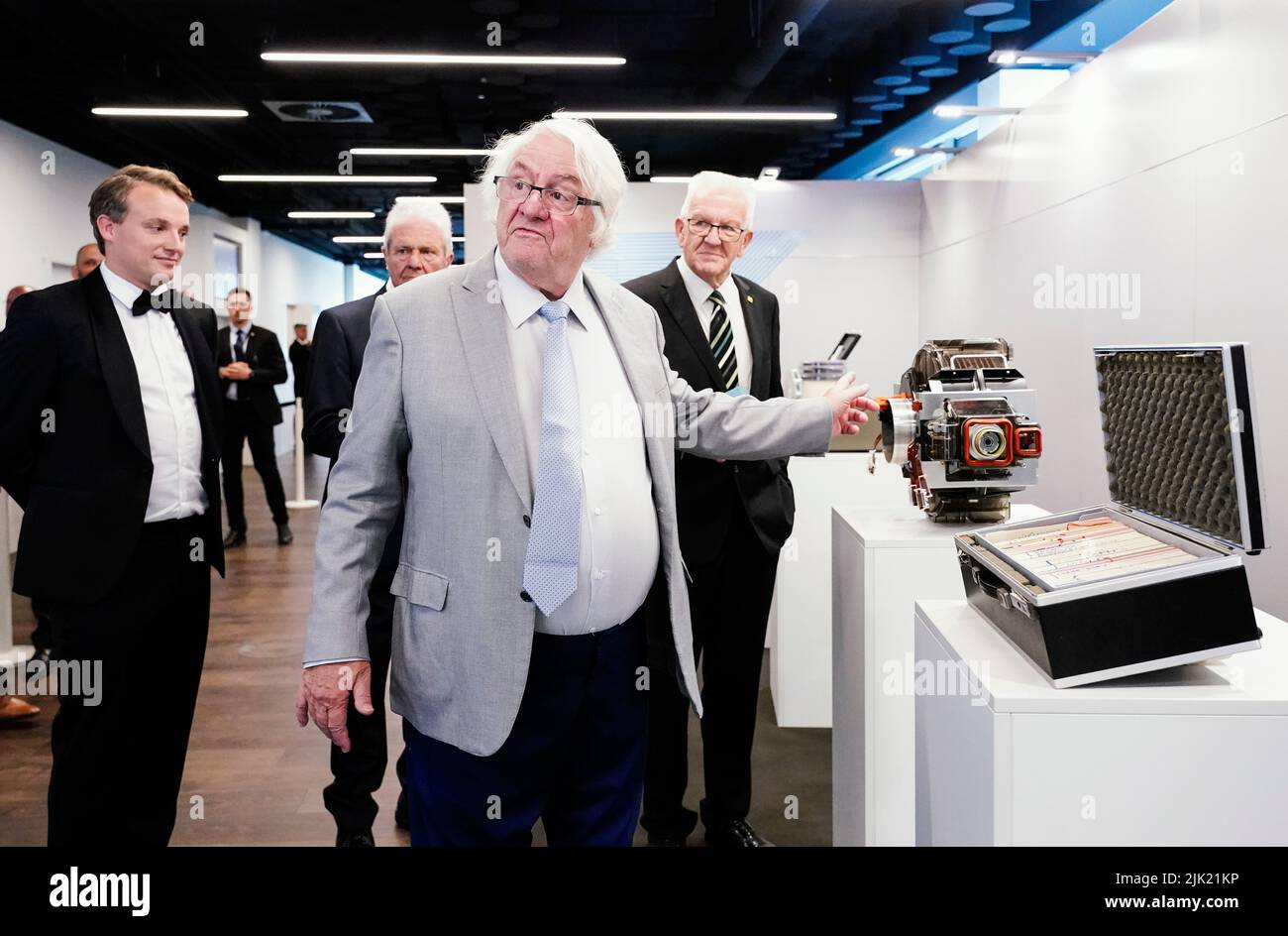 Mannheim, Germania. 29th luglio 2022. Christian Klein (l-r), CEO della società di software SAP, co-fondatore di SAP Dietmar Hopp, Hasso Plattner, Presidente del Consiglio di sorveglianza di SAP se, E Winfried Kretschmann (Bündnis 90/Die Grünen), Ministro Presidente di Baden-Württemberg, percorrono una mostra storica della società presso la SAP Arena durante una cerimonia che celebra il 50th° anniversario della società di software SAP. Credit: Uwe Anspach/dpa/Alamy Live News Foto Stock