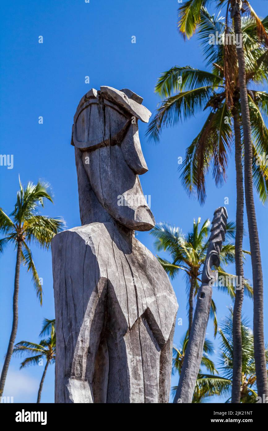 Statue in legno intagliate chiamate KI'i custodisca il tempio Hale o Keawe al Parco storico Nazionale pu'uhonua o Honaunau, conosciuto anche come il luogo del rifugio. Foto Stock