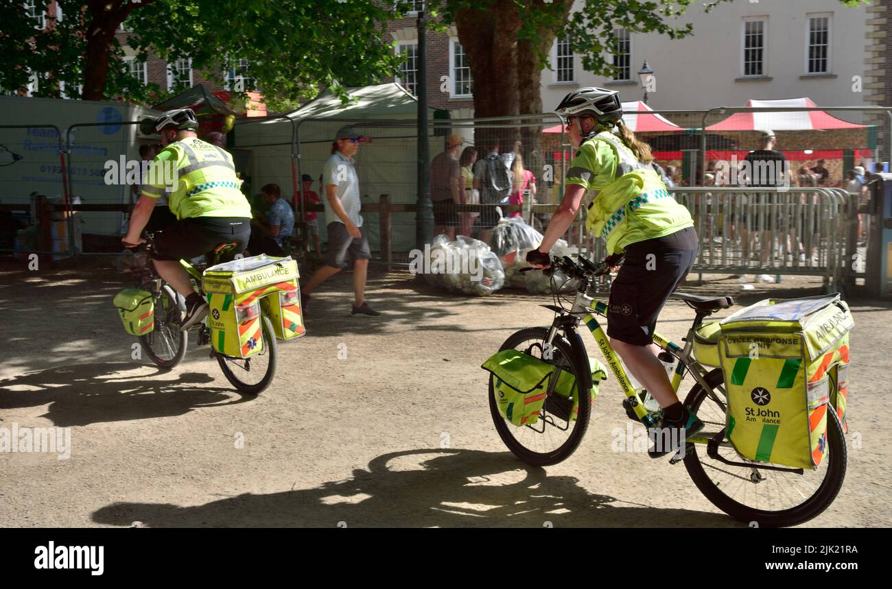 St John ambulanza ciclisti in bicicletta in servizio al festival Foto Stock
