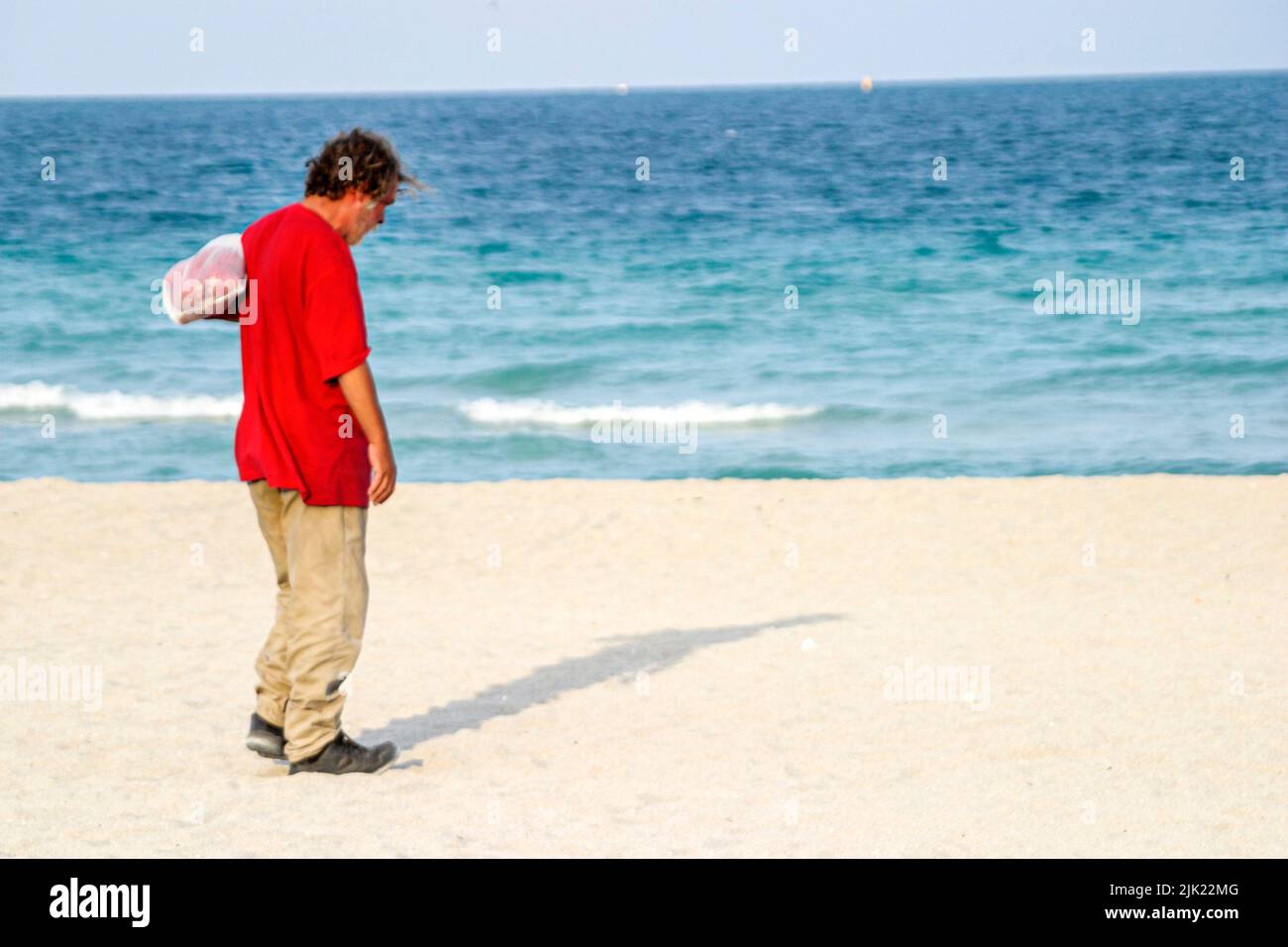 Miami Beach Florida, Atlantic Ocean Shore costa costa costa costa costa mare, vagrand homeless uomo mendicante, spiagge pubbliche sabbia, persone Foto Stock