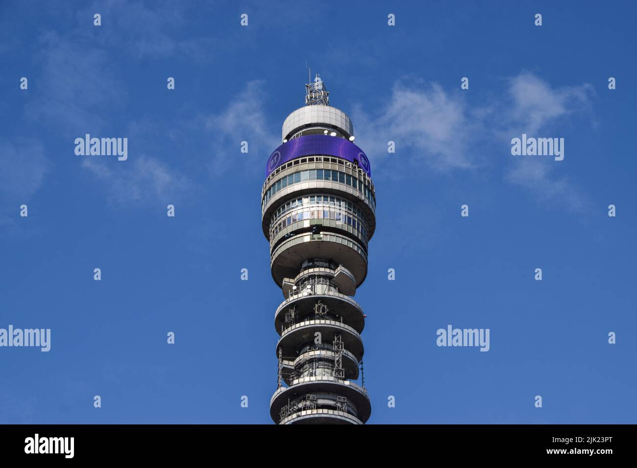 Londra, Regno Unito. 29th luglio 2022. BT Tower vista diurna esterna con un cielo blu chiaro. Foto Stock