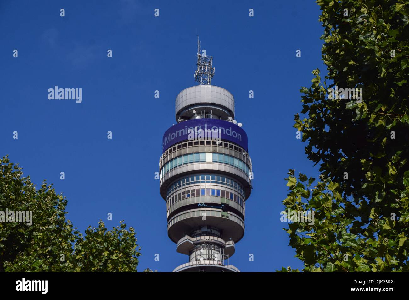 Londra, Regno Unito. 29th luglio 2022. BT Tower vista diurna esterna con un cielo blu chiaro. Foto Stock