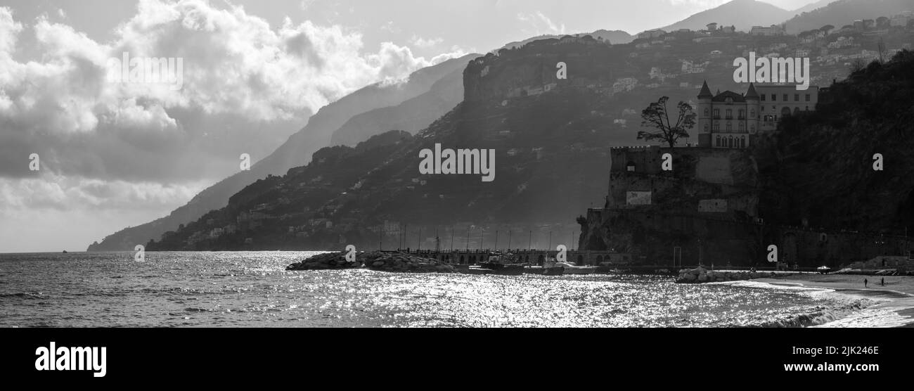 Sagome panoramiche della costiera amalfitana vicino alla città di Amalfi, Italia meridionale Foto Stock