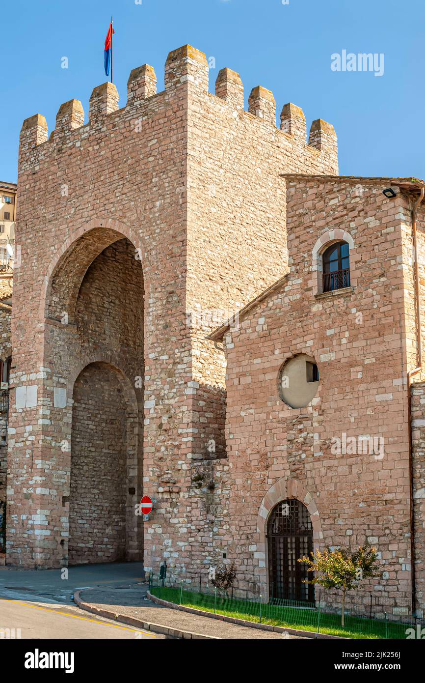 Porta Cappuccini porta alla città vecchia di Assisi, Umbria, Italia Foto Stock