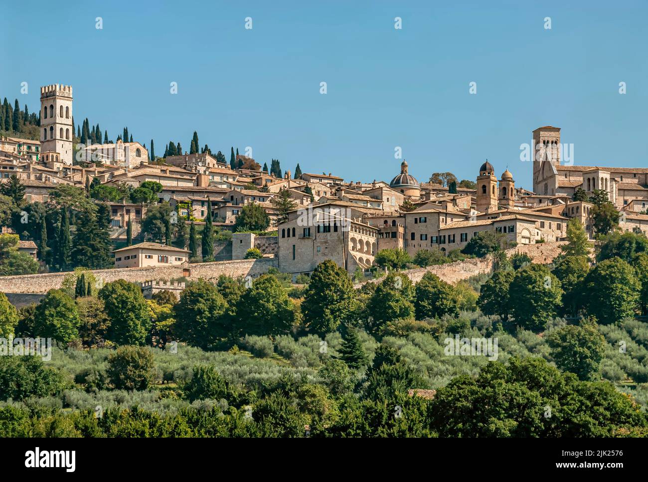 Vista in lontananza del centro storico di Assisi in Umbria Foto Stock