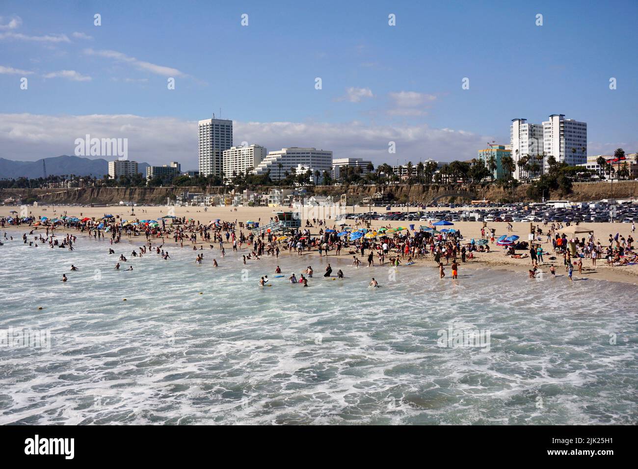Una vista della spiaggia dal molo di Santa Monica in California. Foto Stock