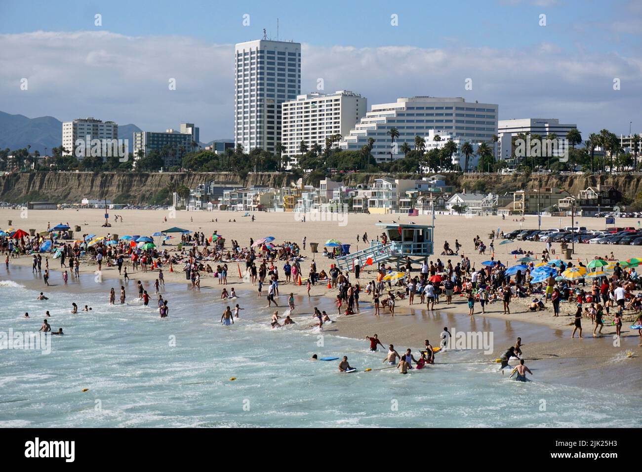Una vista della spiaggia dal molo di Santa Monica in California. Foto Stock