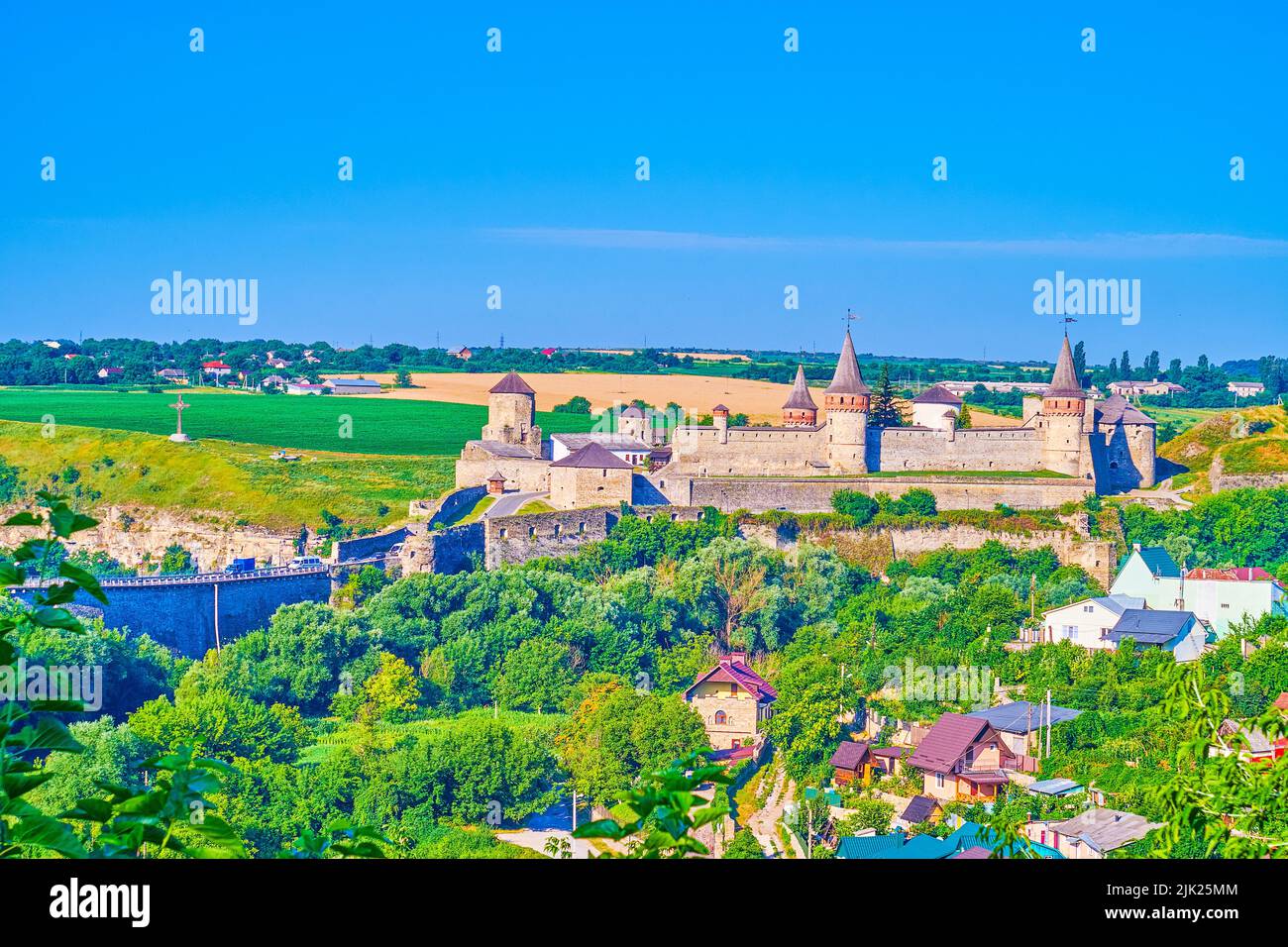 La vista sullo spettacolare castello medievale Kamianets-Podilskyi dal centro della città, Ucraina Foto Stock