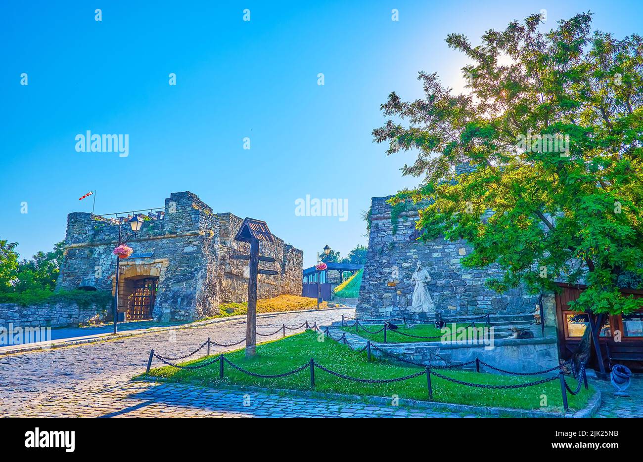 Preservato porta medievale della città di Kamianets-Podilskyi oggi serve come il ristorante e caffè elegante, Ucraina Foto Stock