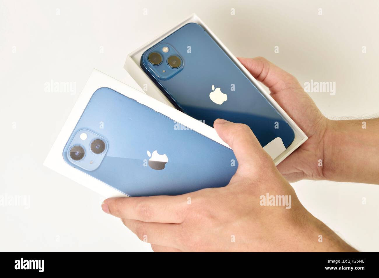 New Delhi, India - 22 giugno 2022: Unboxing iphone 13 variante di colore blu isolato su sfondo bianco Foto Stock