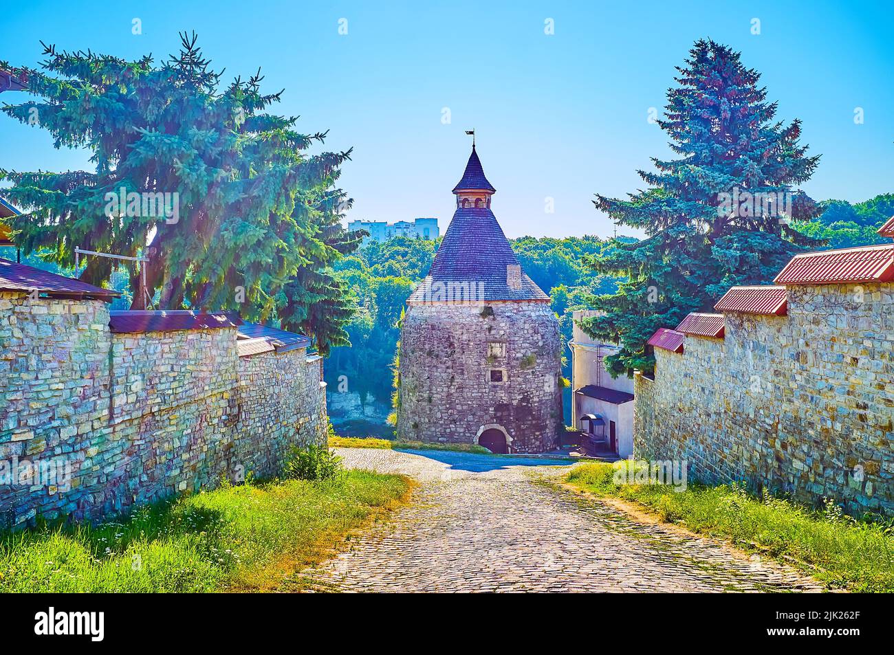 La strada per la Torre della Ceramica (Torre di Honcharna), la torre conservata al limitare della città medievale di Kamianets-Podilskyi, Ucraina Foto Stock