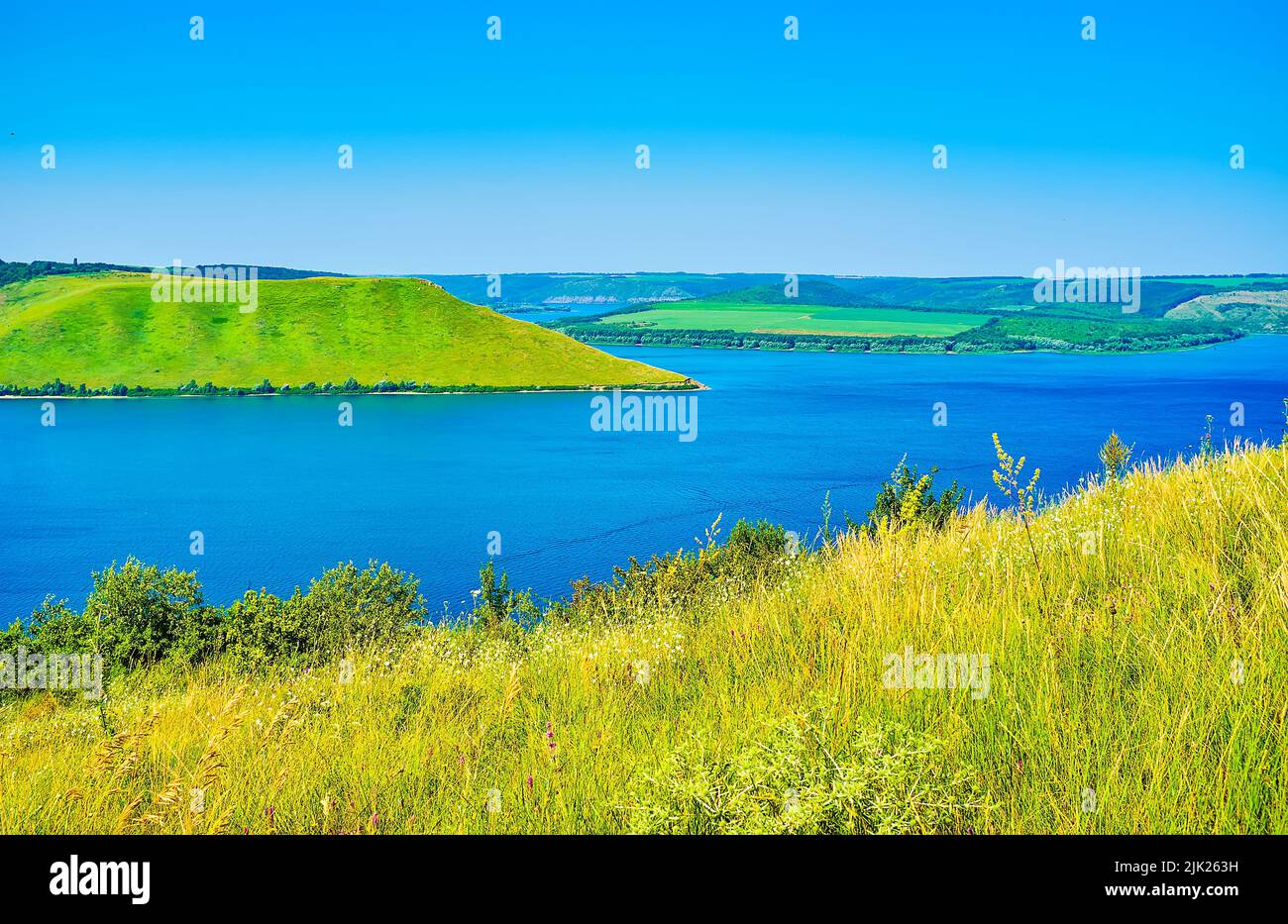 La vista sul fiume Dniester che si snoda tra le rive collinari del Parco Naturale Nazionale di Podilski Tovtry, regione di Khmelnytskyi, Ucraina Foto Stock