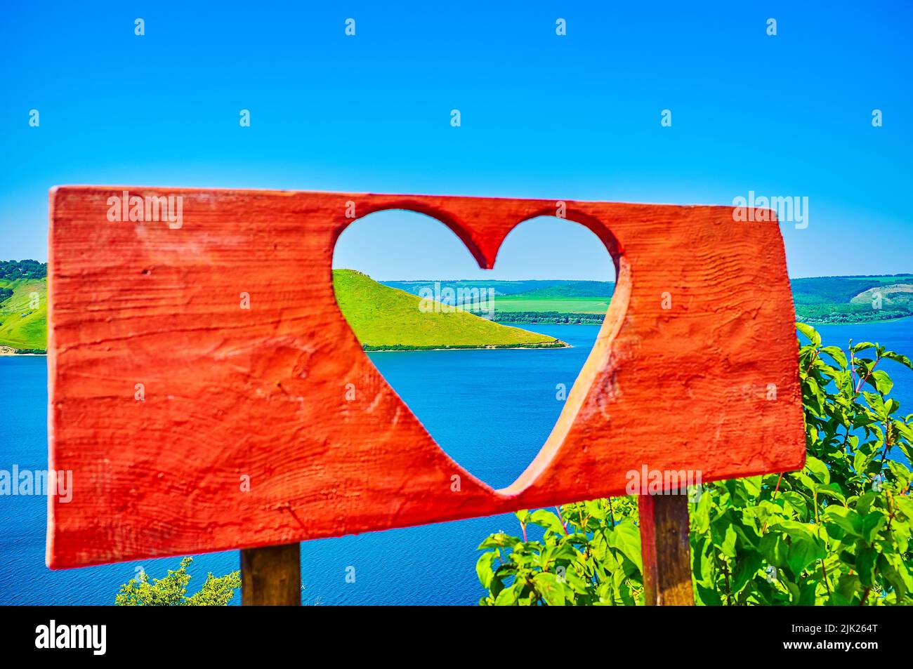 Il segno d'amore sulla riva collinare del fiume Dniester in Podilski Tovtry National Nature Park, Ucraina Foto Stock