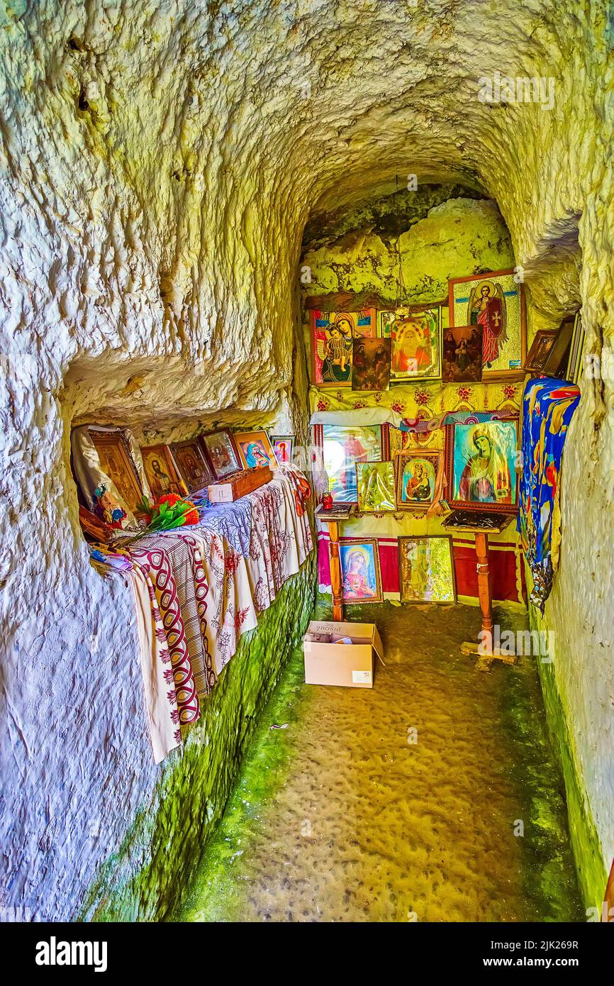 Le icone in una piccola cappella grotta, Bakota Cave Monastery Complex in Ucraina Foto Stock