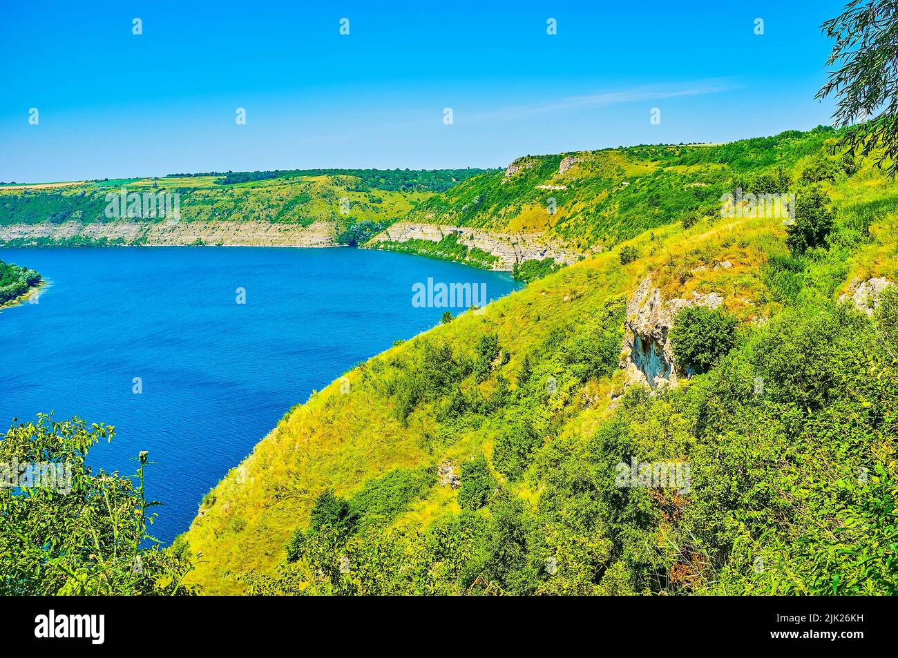 Paesaggio con le rive rocciose del fiume Dniester nel Parco Naturale Nazionale di Podilski Tovtry, Ucraina Foto Stock
