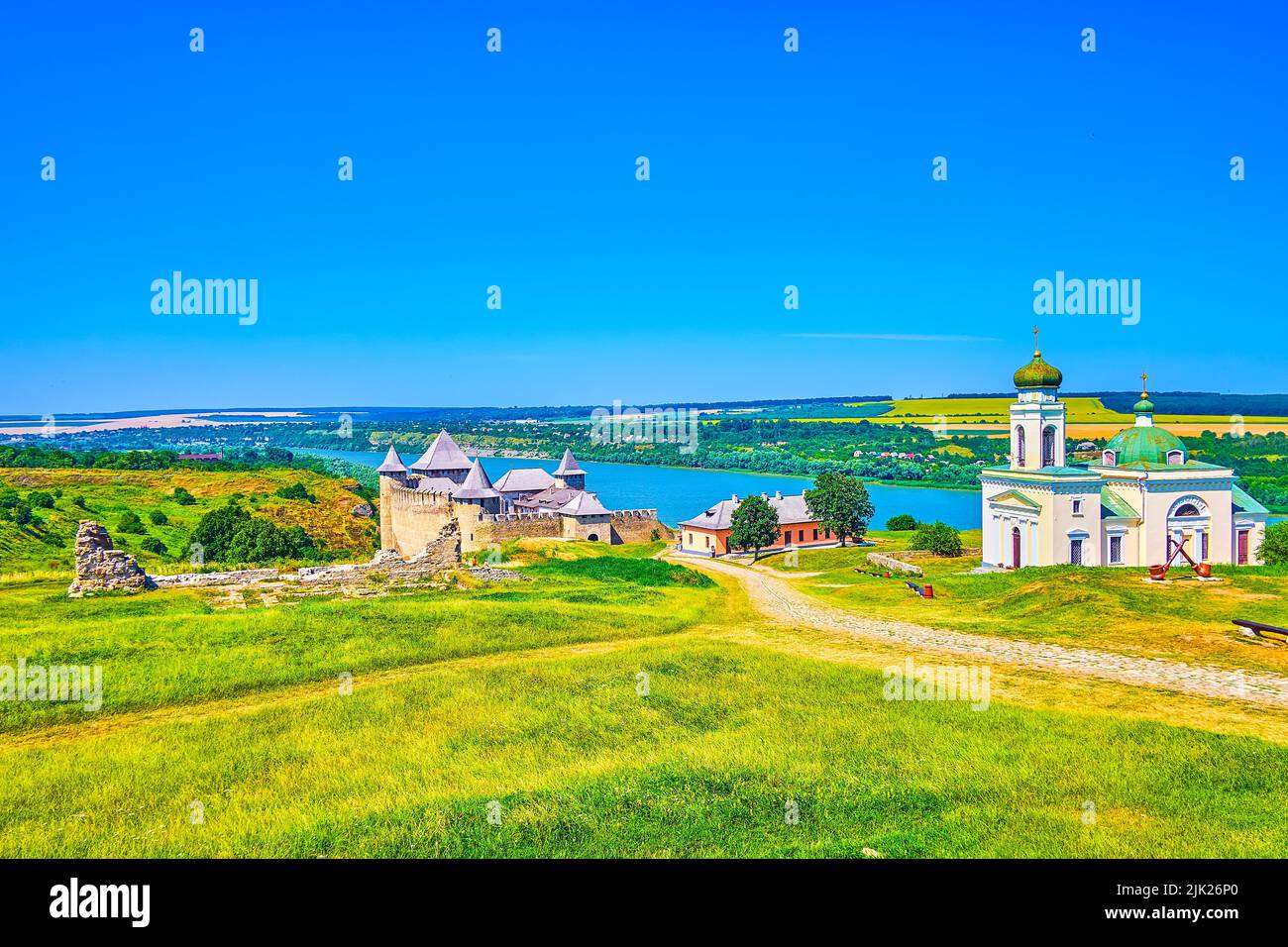 Il sentiero lungo la discesa verso la Fortezza di Khotyn, Ucraina Foto Stock