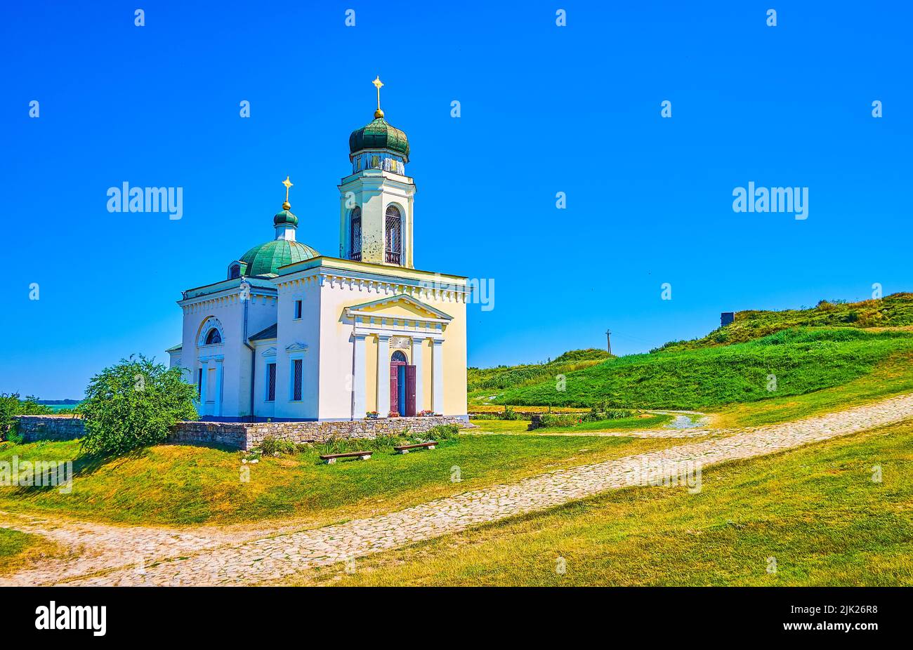 La chiesa ortodossa di Alexander Nevsky in stile neoclassico del complesso di Khotyn Fortrees, Ucraina Foto Stock