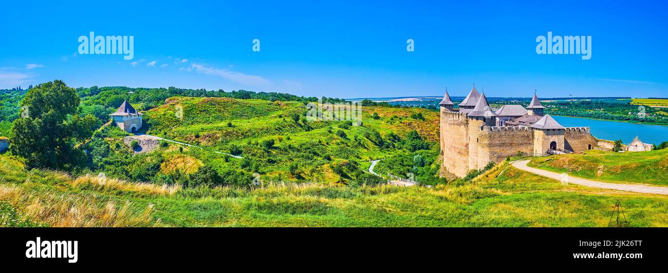 Panorama della verde e collinare riva del fiume Dniester con la storica fortezza di Khotyn, Ucraina Foto Stock