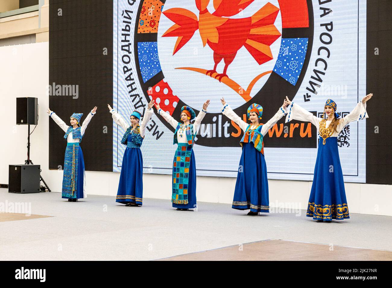 Mosca, Russia - 22 luglio 2022: Sfilata di moda di abiti nazionali patchwork al Festival internazionale patchwork di anima di Russia nella sala di esposizione di Foto Stock