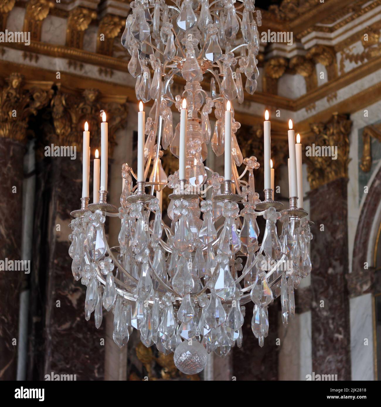 VERSAILLES / FRANCIA - 16 giugno 2019: Candelabro presso la Sala degli specchi del Palazzo di Versailles, Reggia di Versailles, vicino a Parigi, Francia Foto Stock