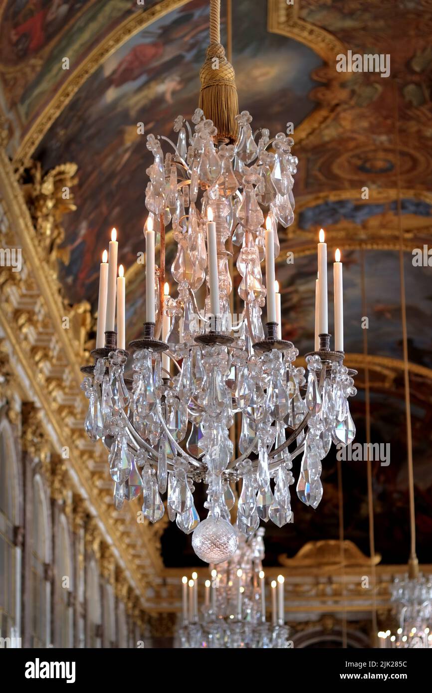 VERSAILLES / FRANCIA - 16 giugno 2019: Candelabro presso la Sala degli specchi del Palazzo di Versailles, Reggia di Versailles, vicino a Parigi, Francia Foto Stock