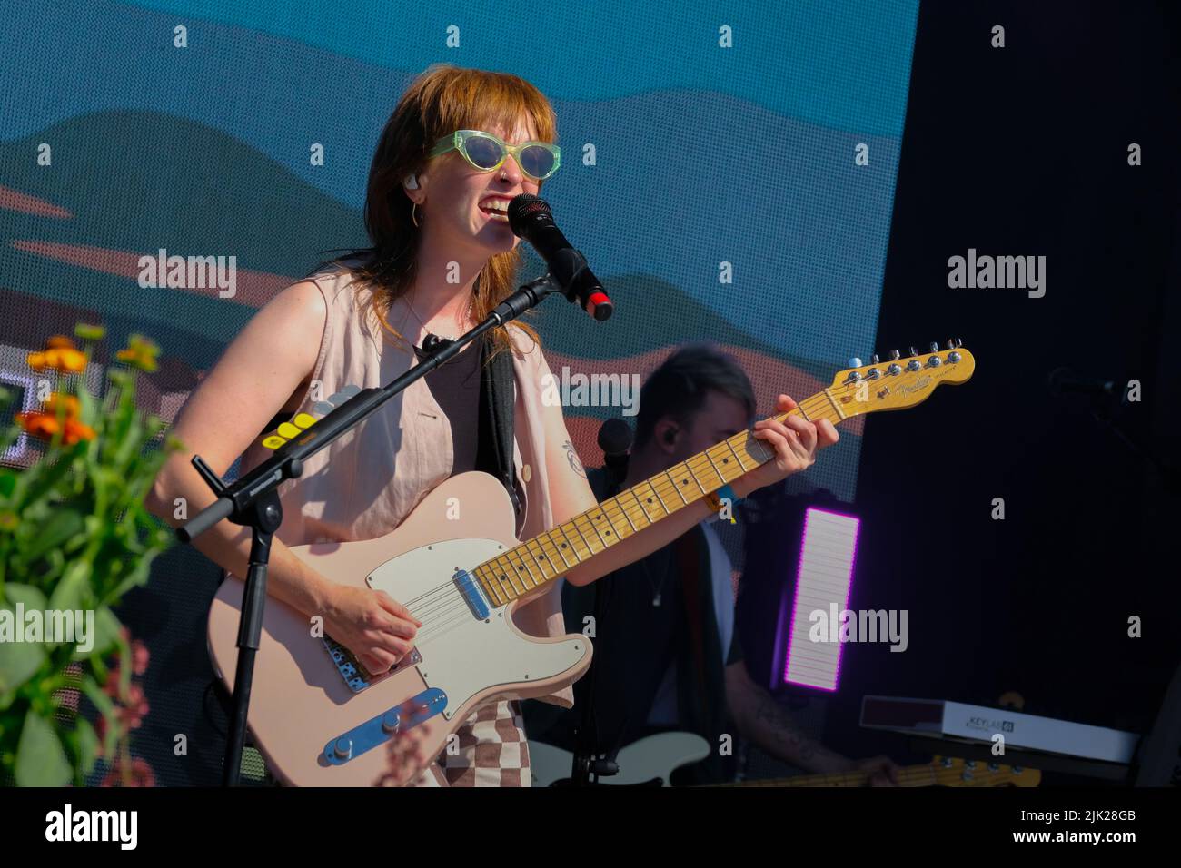 Lulworth, Regno Unito. 29th luglio 2022. Orla Joan Gartland, cantautore irlandese e chitarrista pop folk di Dublino che ha guadagnato popolarità pubblicando cover song su YouTube, esibendosi dal vivo sul palco al Camp Bestival Family Festival di Dorset. Credit: SOPA Images Limited/Alamy Live News Foto Stock