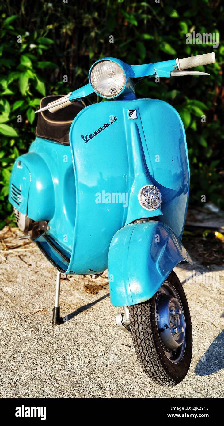 roma italia - Luglio, 2022. Un iconico Vespa in colore blu vintage per le strade. Foto Stock
