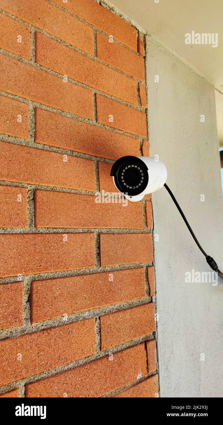 Le telecamere di sorveglianza sono installate nelle strade intorno alla casa. Controllare le condizioni del traffico e prestare attenzione alla sicurezza Foto Stock