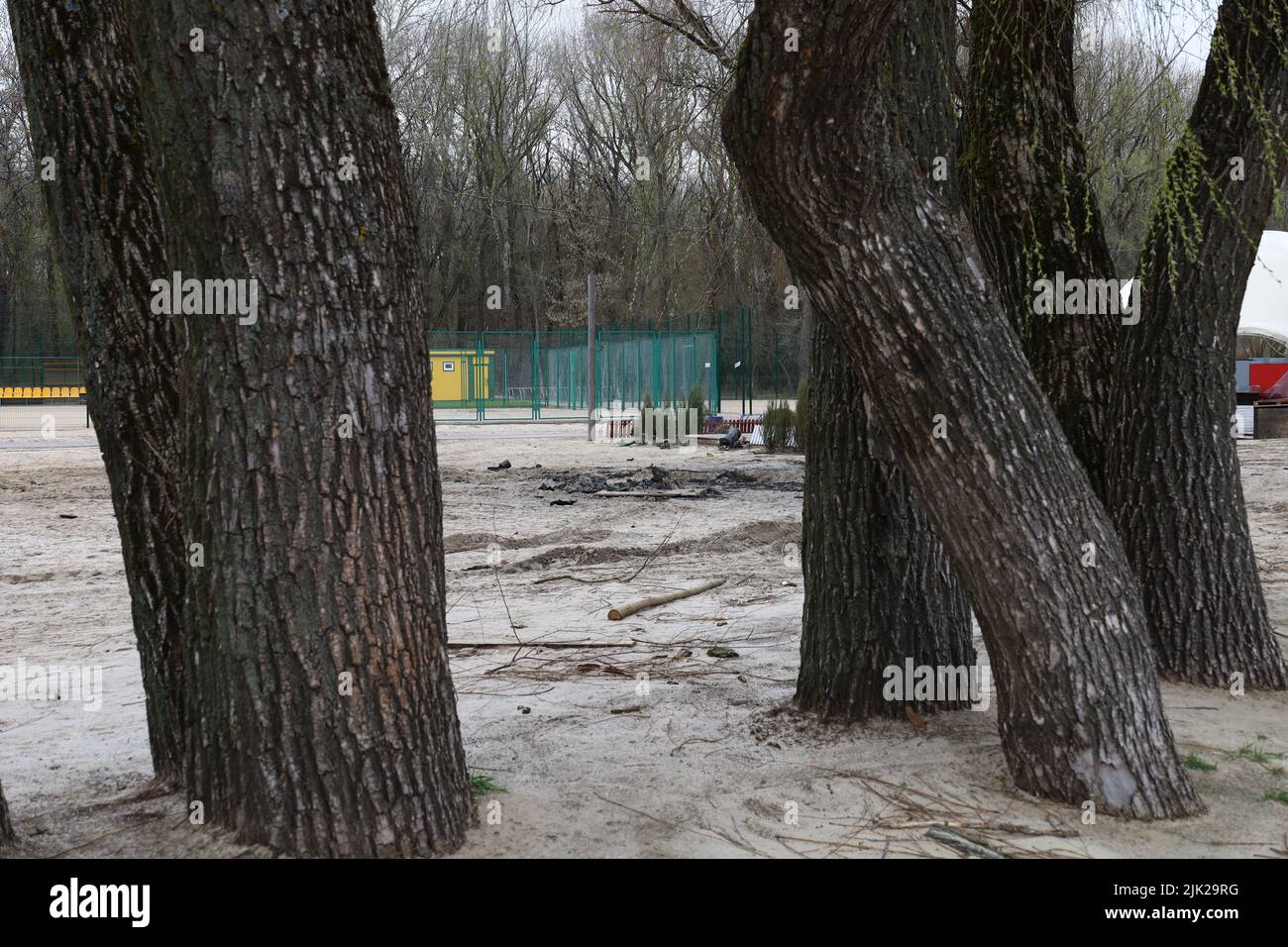 Distrusse le infrastrutture sulla spiaggia dopo la sgranatura degli invasori russi Foto Stock