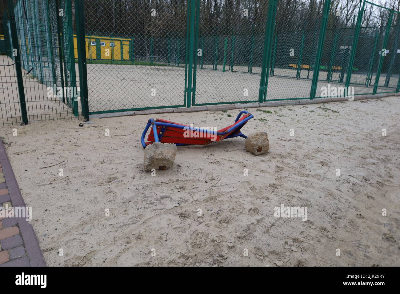 Distrusse le infrastrutture sulla spiaggia dopo la sgranatura degli invasori russi Foto Stock