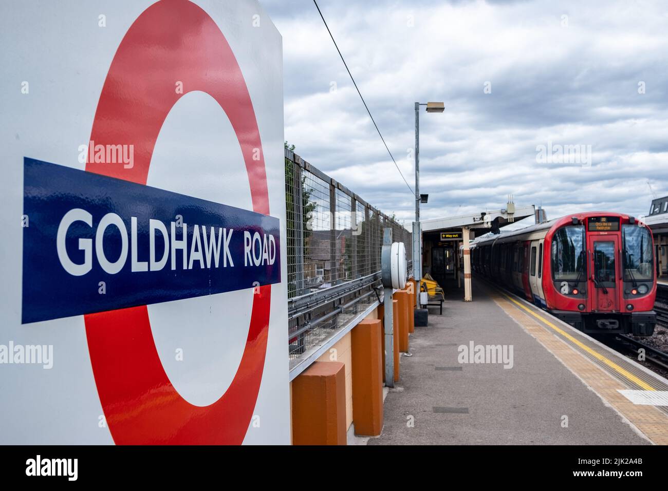 Londra - Luglio 2022: Stazione di Goldhawk Road su Goldhawk Road e Shepherds Bush Market - una trafficata zona di negozi di alta strada Foto Stock