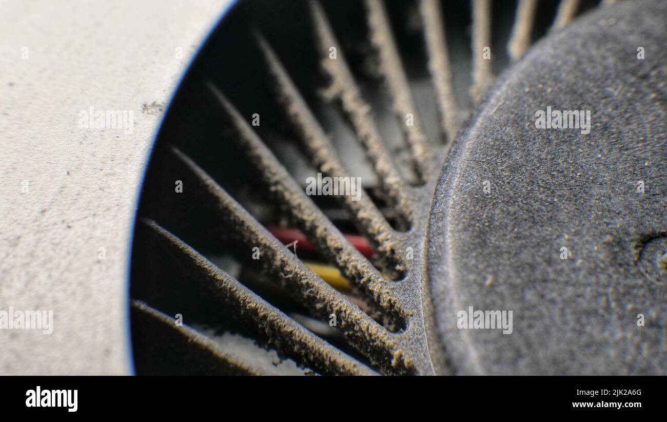 Pulizia della polvere dal refrigeratore del computer portatile. Fissaggio del notebook. Riparazione computer, Macro Foto Stock