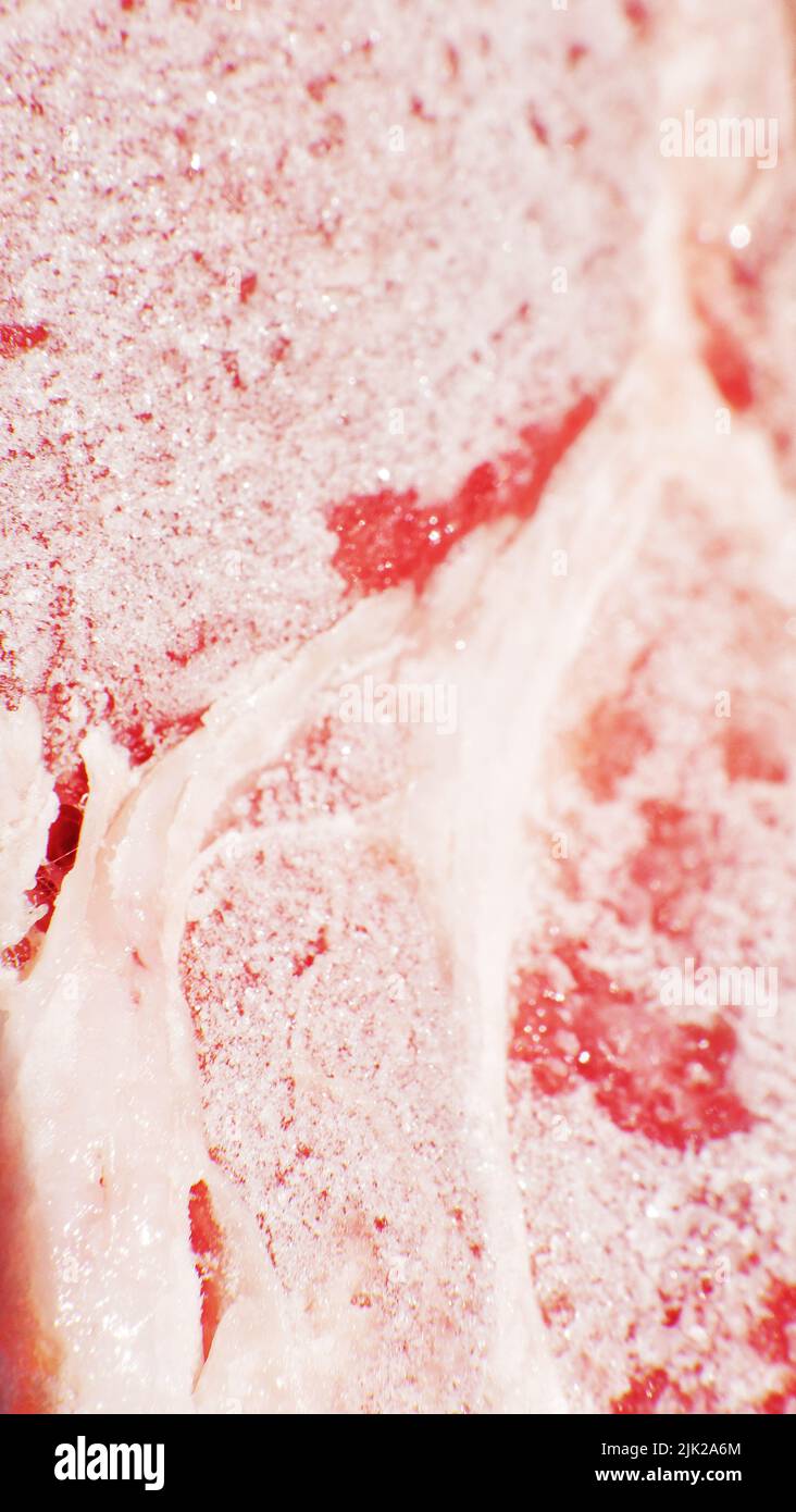 Consistenza di carne fresca cruda congelata, primo piano, macro. Foto Stock