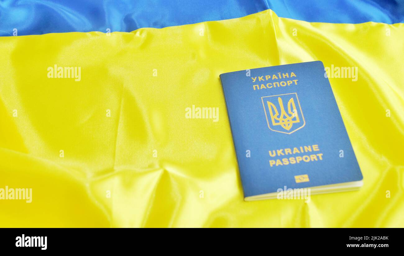 Passaporto biometrico ucraino per viaggiare in Europa senza visti sul tavolo. Iscrizione in Ucraina Ucraina Passpor Foto Stock