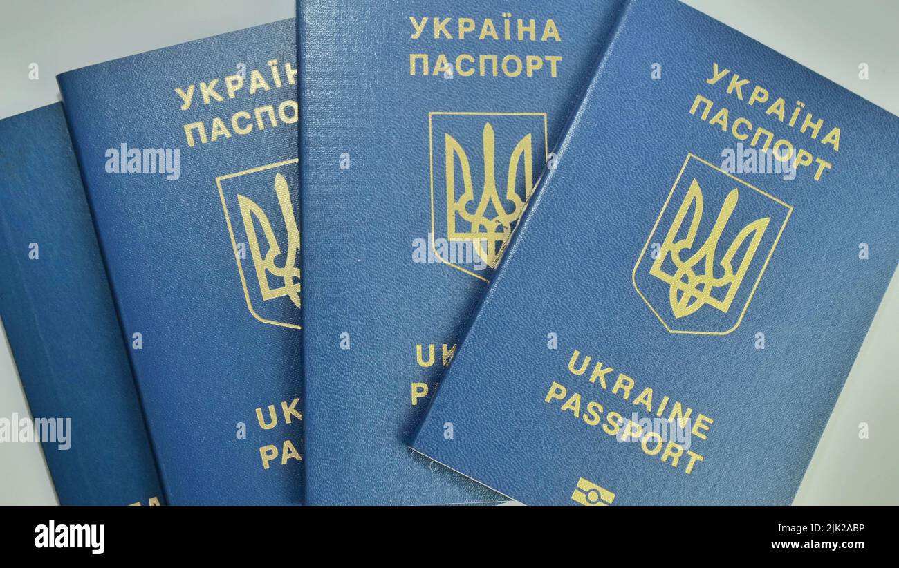 Passaporto biometrico ucraino id per viaggiare l'Europa senza visti sul tavolo, Iscrizione in Ucraina passaporto Foto Stock