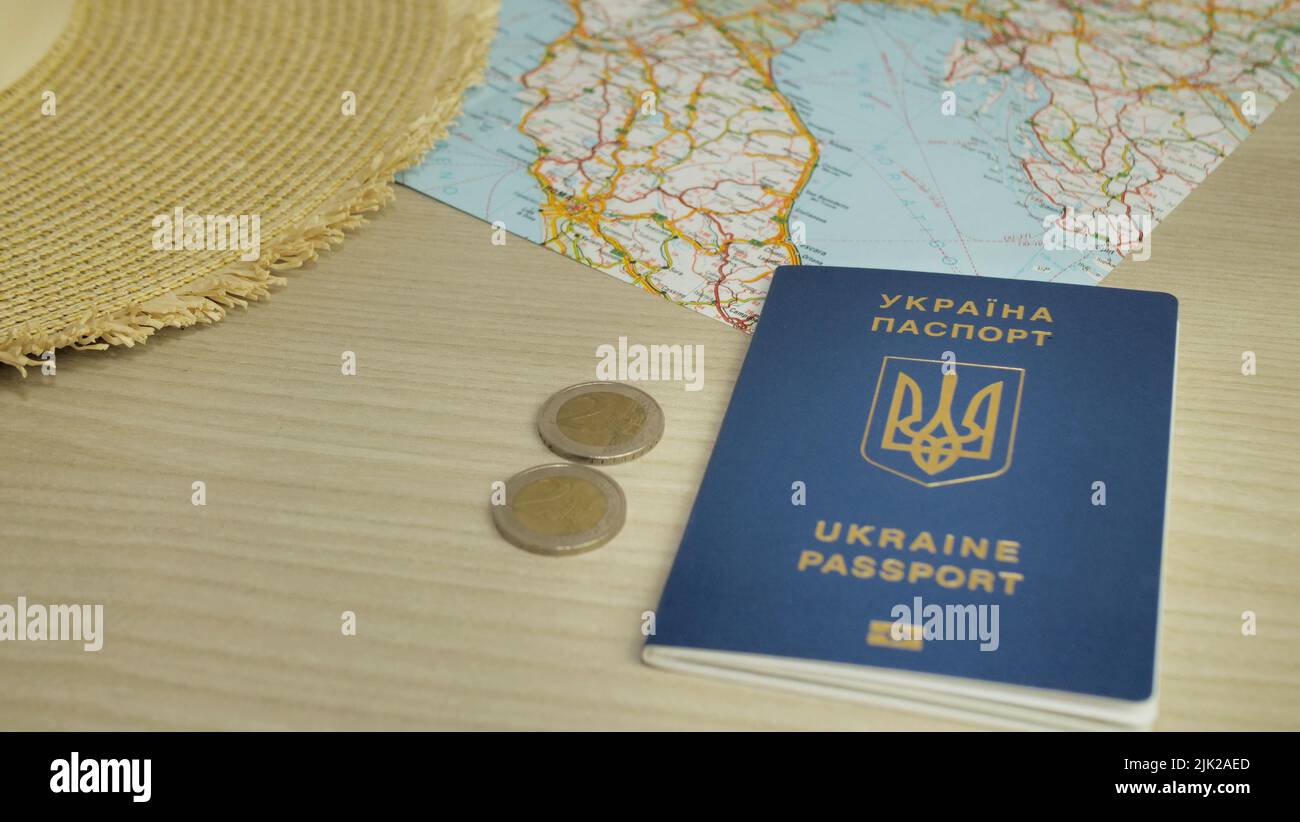 Passaporto biometrico ucraino per viaggiare in Europa senza visti sul tavolo. Iscrizione in Ucraina Ucraina Passpor Foto Stock